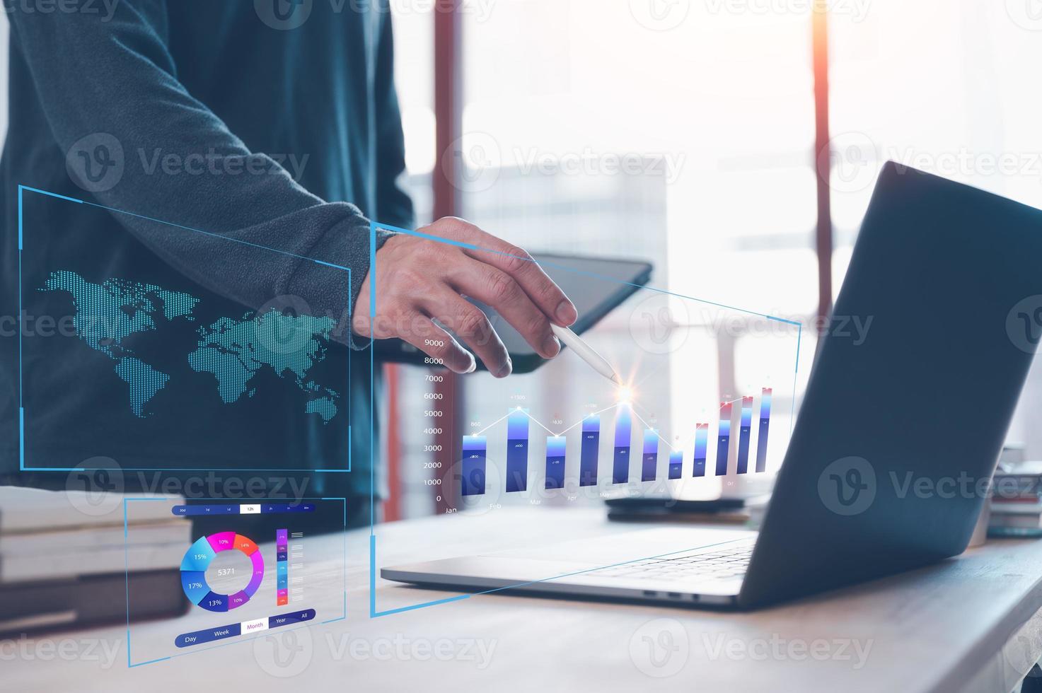 analyste travaillant avec un système d'analyse commerciale et de gestion de données sur ordinateur, créer un rapport avec des kpi et des métriques connectés à la base de données. stratégie d'entreprise pour les finances, les opérations, les ventes, le marketing. photo