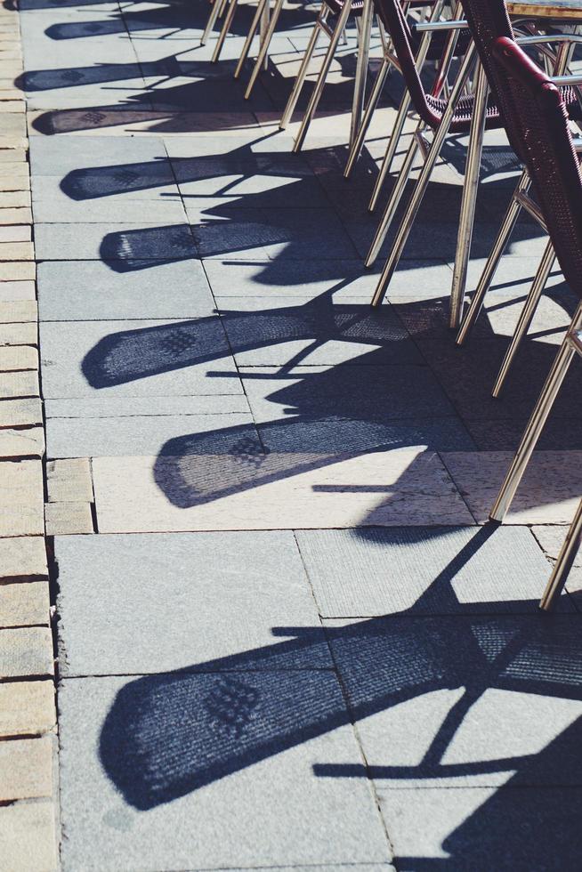 chaises métalliques dans la rue photo