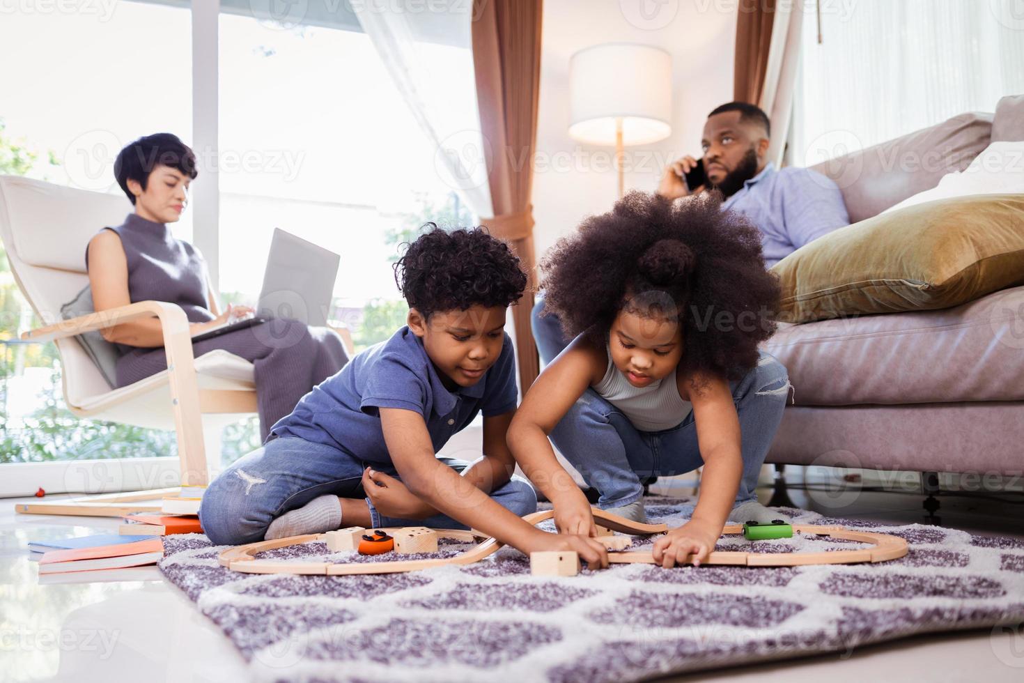 joyeux africain américain famille en jouant avec jouets, parfait pour Orienté vers la famille projets photo