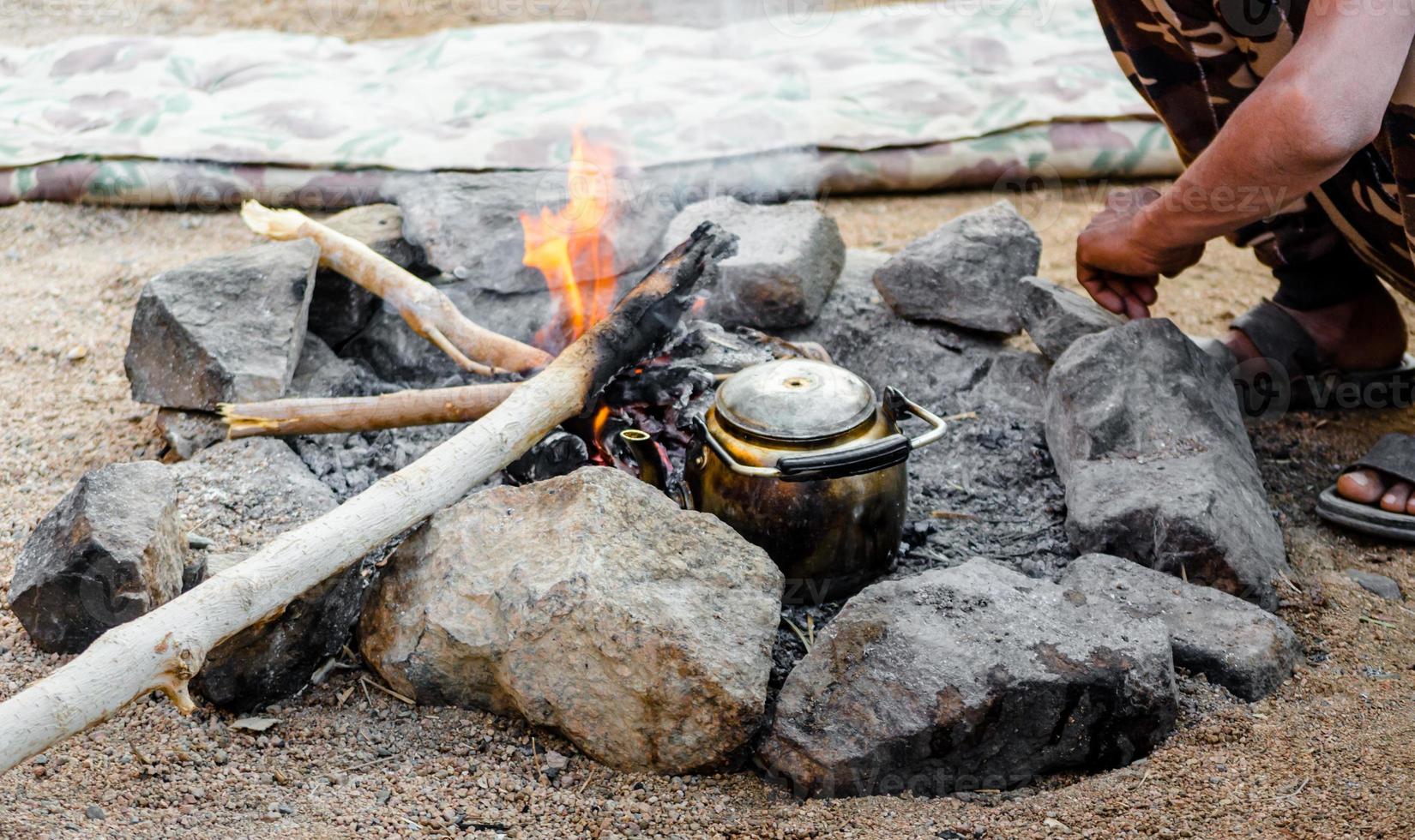 bouilloire à thé dans un feu photo