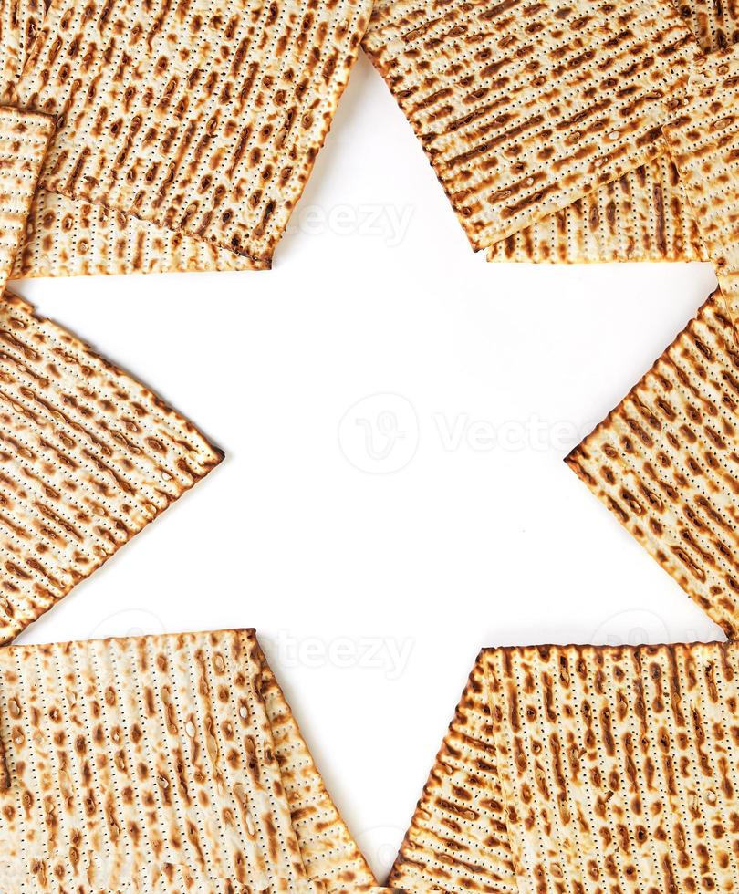 pesach fête concept - juif vacances Pessah. plié matzah dans le forme de étoile de David isolé sur blanc Contexte. copie espace pour texte photo