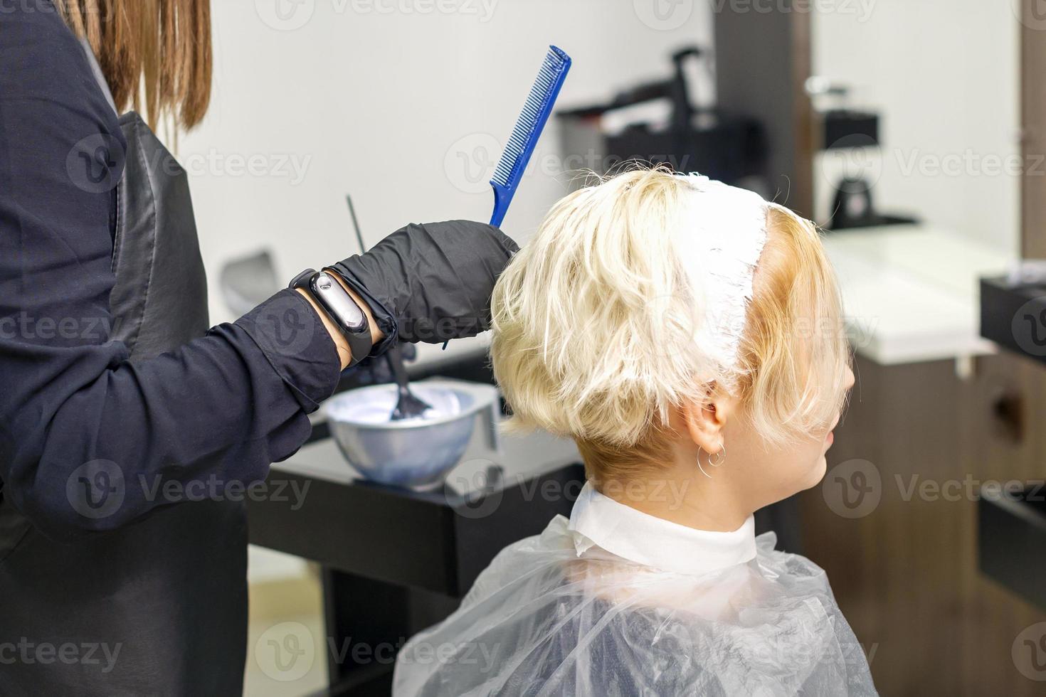 coiffeur est teinture le cheveux photo