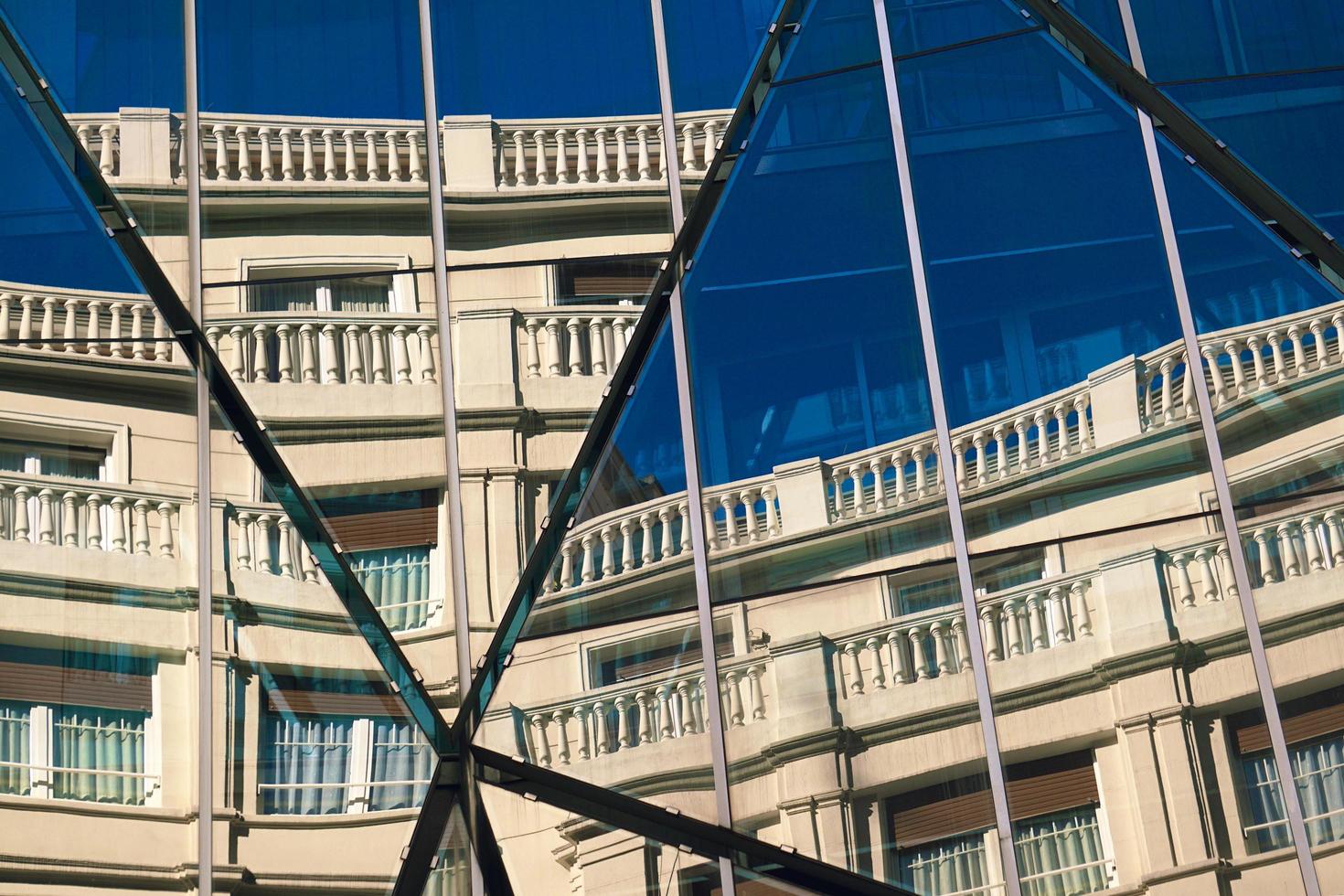 Architecture de bâtiment sur le toit dans la ville de Bilbao, Espagne photo