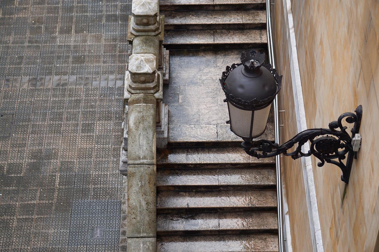 L'architecture des escaliers dans la rue dans la ville de Bilbao, Espagne photo