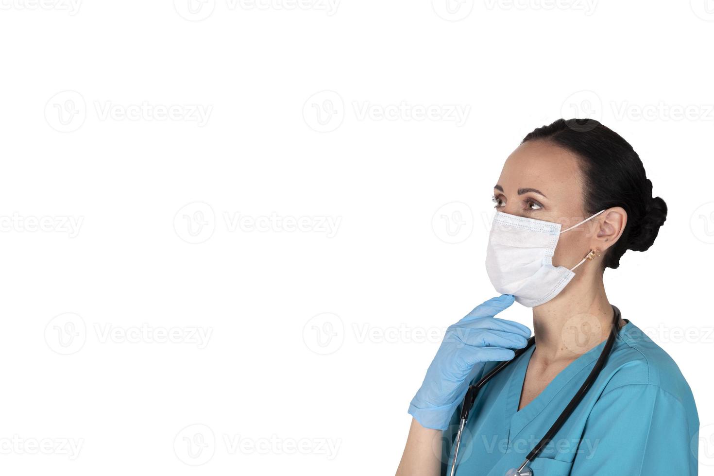 femme médecin dans profil dans médical vêtements. blanc Contexte. copie espace. photo