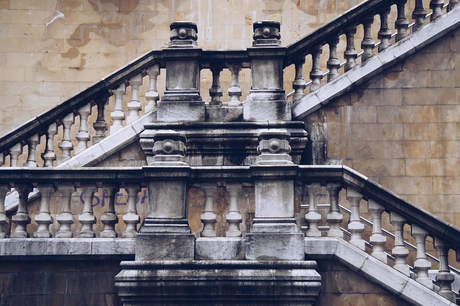 L'architecture des escaliers dans la rue dans la ville de Bilbao, Espagne photo