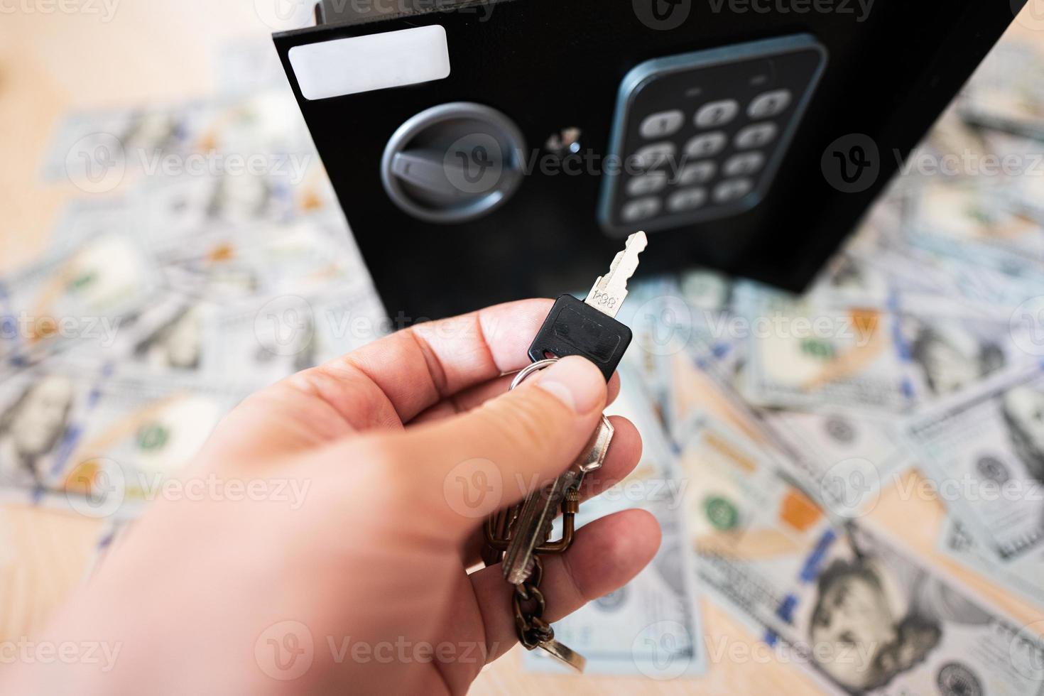 Masculin ouvert avec clés fermer à clé sûr porte contre dollar argent. photo