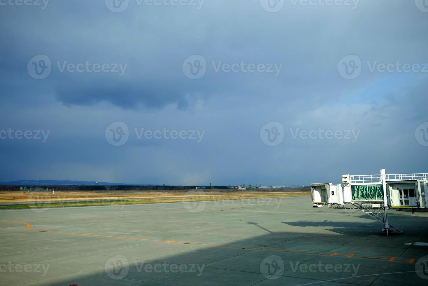 jet pont à Nouveau chiteux aéroport hokkaïdo, Japon dans nuageux journée. photo