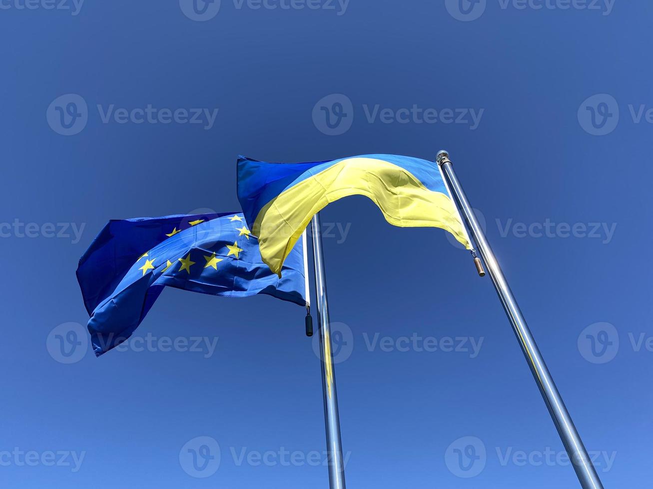 ukrainien et européen syndicat drapeaux contre bleu ciel photo