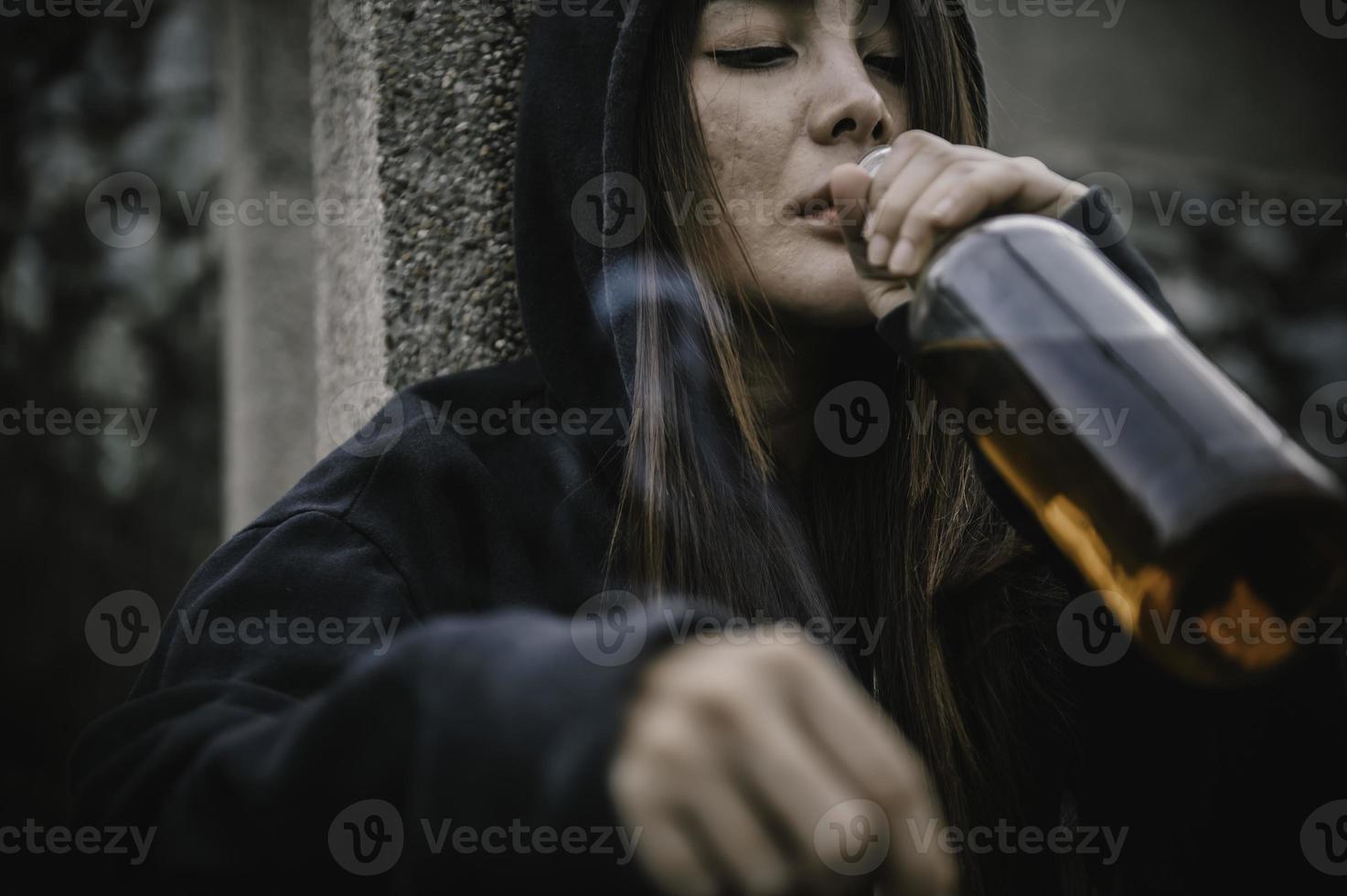 portrait de toxicomane drogue asiatique femme, alcoolique femme concept photo