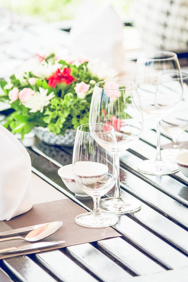 table à manger dans le restaurant de l'hôtel photo