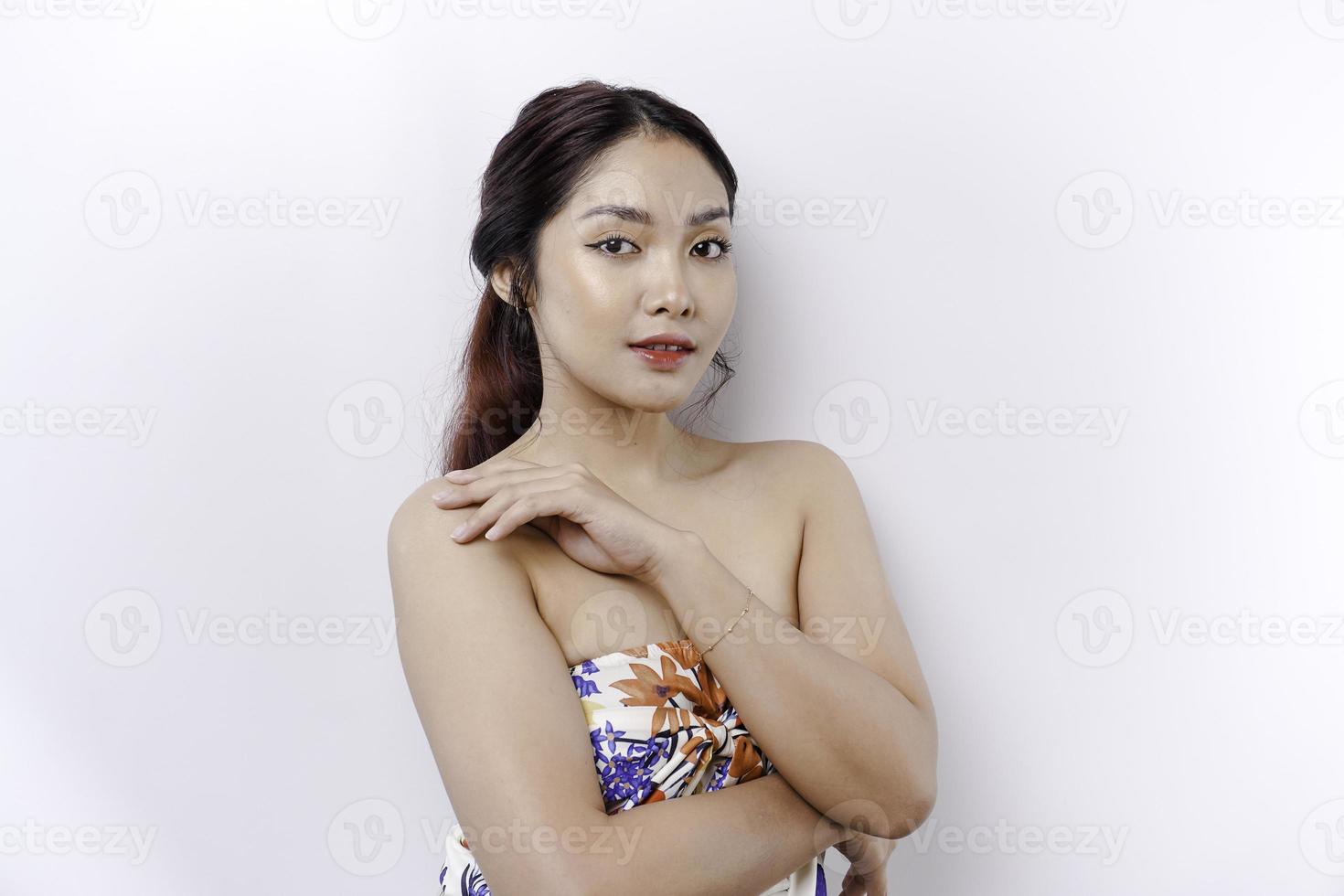 asiatique beauté femme avec nettoyer en bonne santé peau Naturel faire en haut spa concept longue queue de cheval cheveux photo