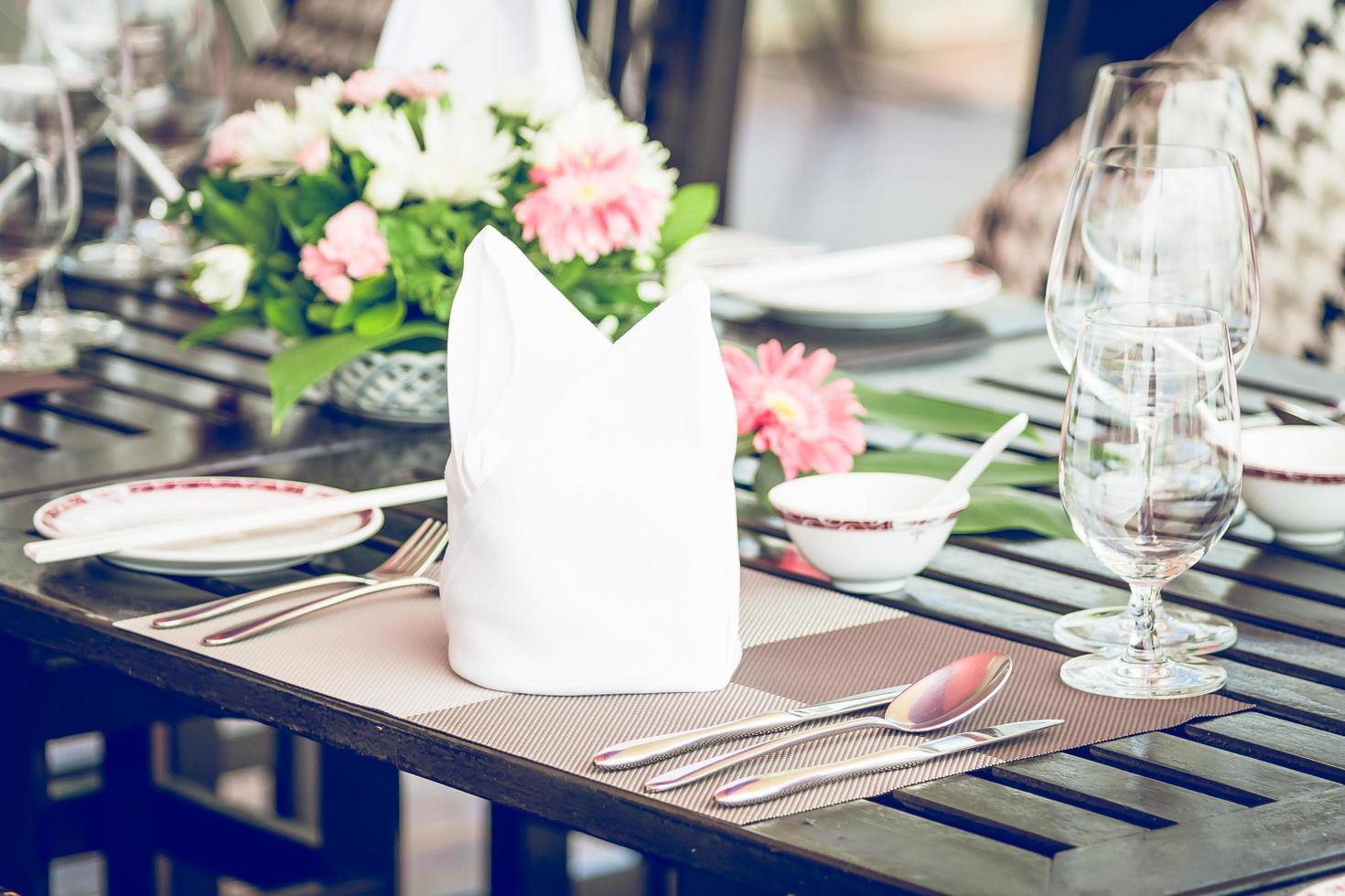 table à manger dans le restaurant de l'hôtel photo