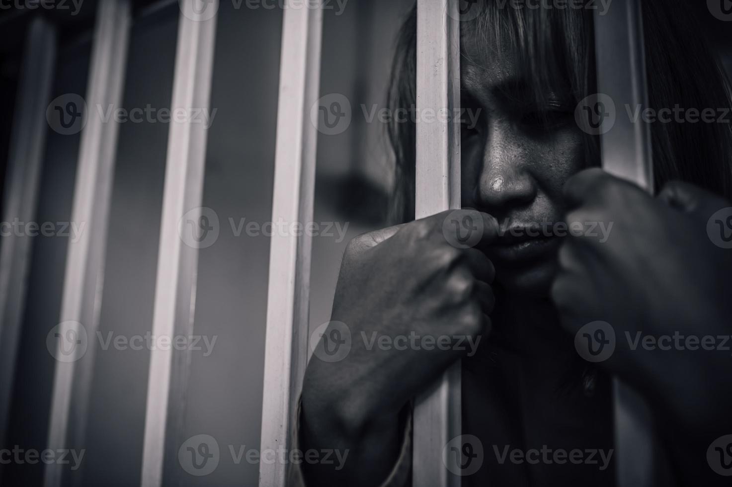 mains de femmes désespéré à capture le le fer prison, prisonnier concept, thaïlande les gens, j'espère à être gratuit, si le violer le loi aurait être arrêté et emprisonné. photo