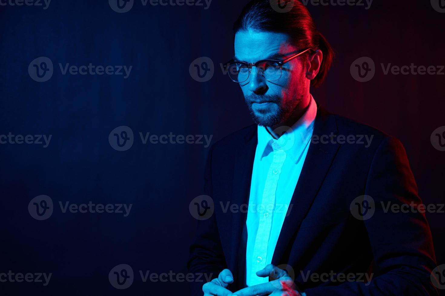 les hommes d'affaires dans costume posant mode avec des lunettes mode de vie modèle photo