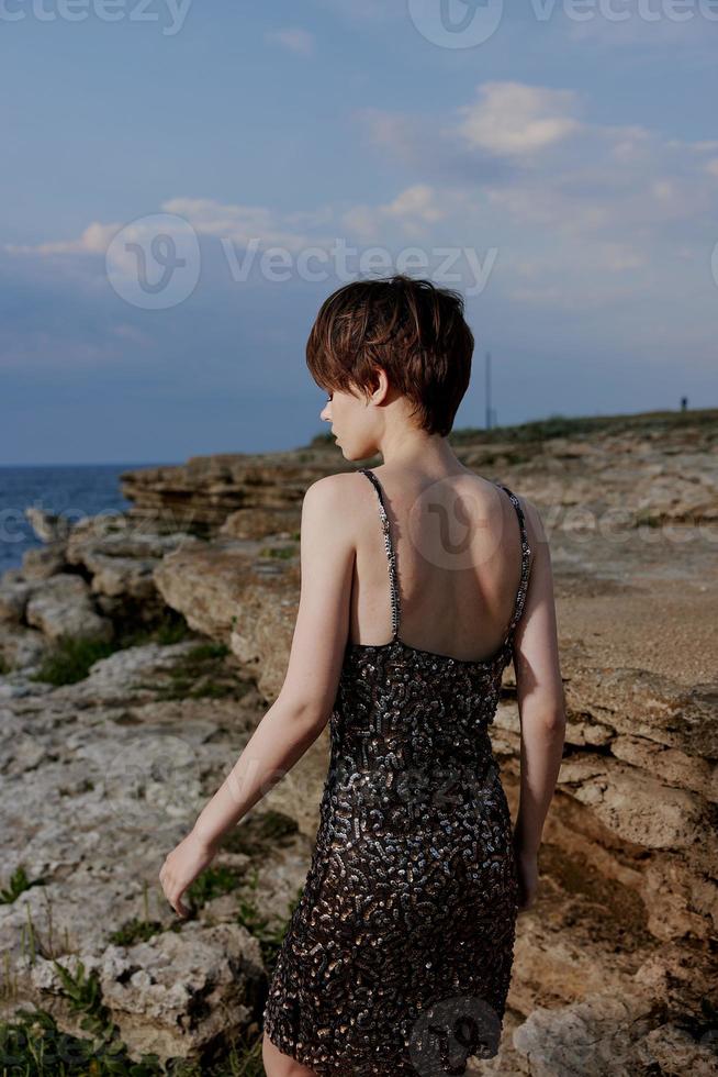 femme dans robe moderne la nature luxe posant liberté mode de vie photo