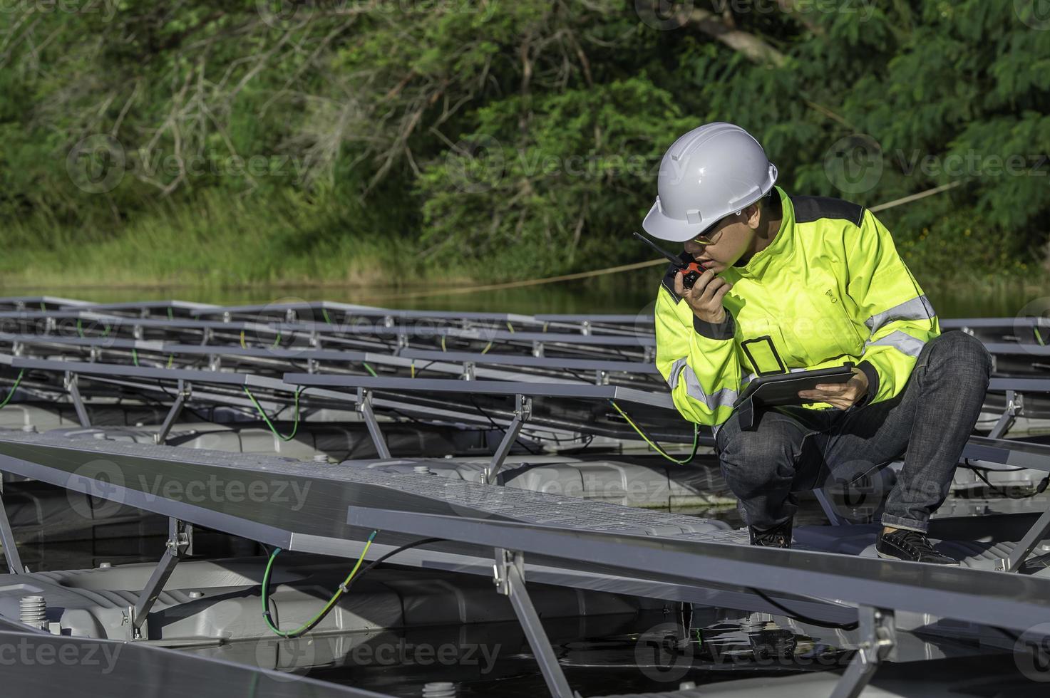 les ingénieurs travaillent sur le lieu de travail pour garder l'hélium liquide, la vérification du calendrier de maintenance préventive, les thaïlandais, les techniciens et les ingénieurs discutent du travail ensemble. photo