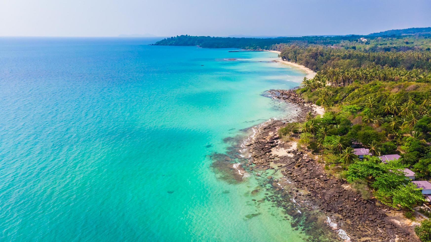 vue aérienne avec mer et plage photo