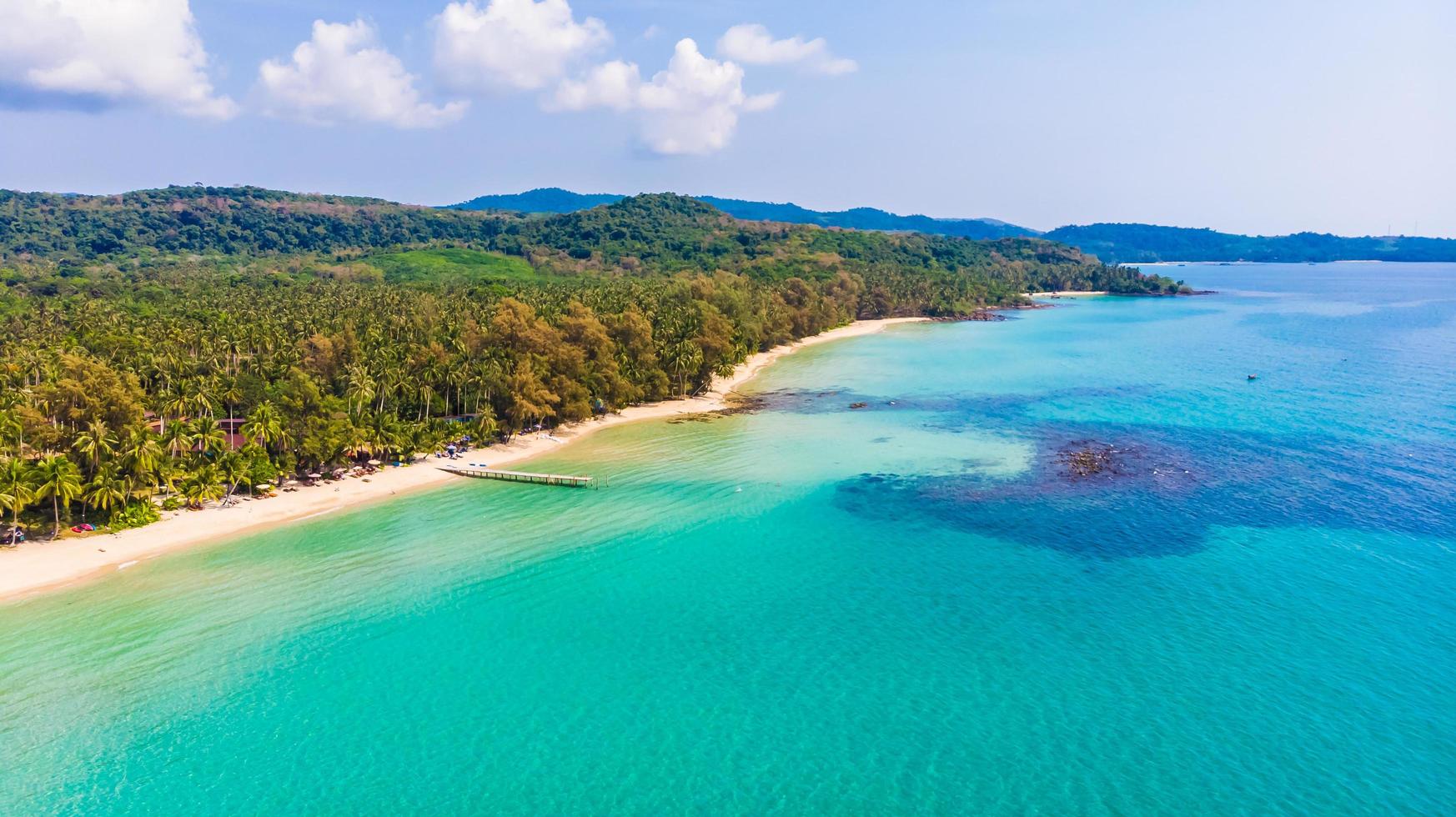 vue aérienne avec mer et plage photo