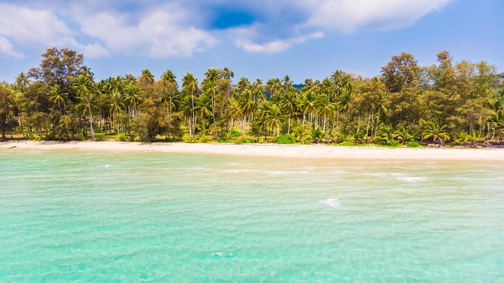 vue aérienne avec mer et plage photo