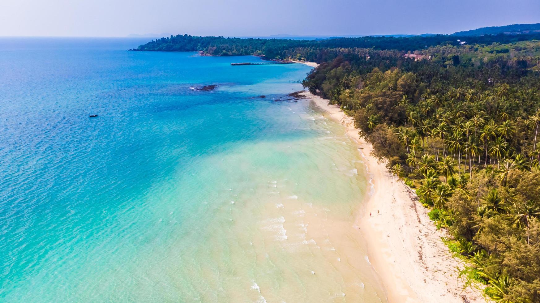 vue aérienne avec mer et plage photo