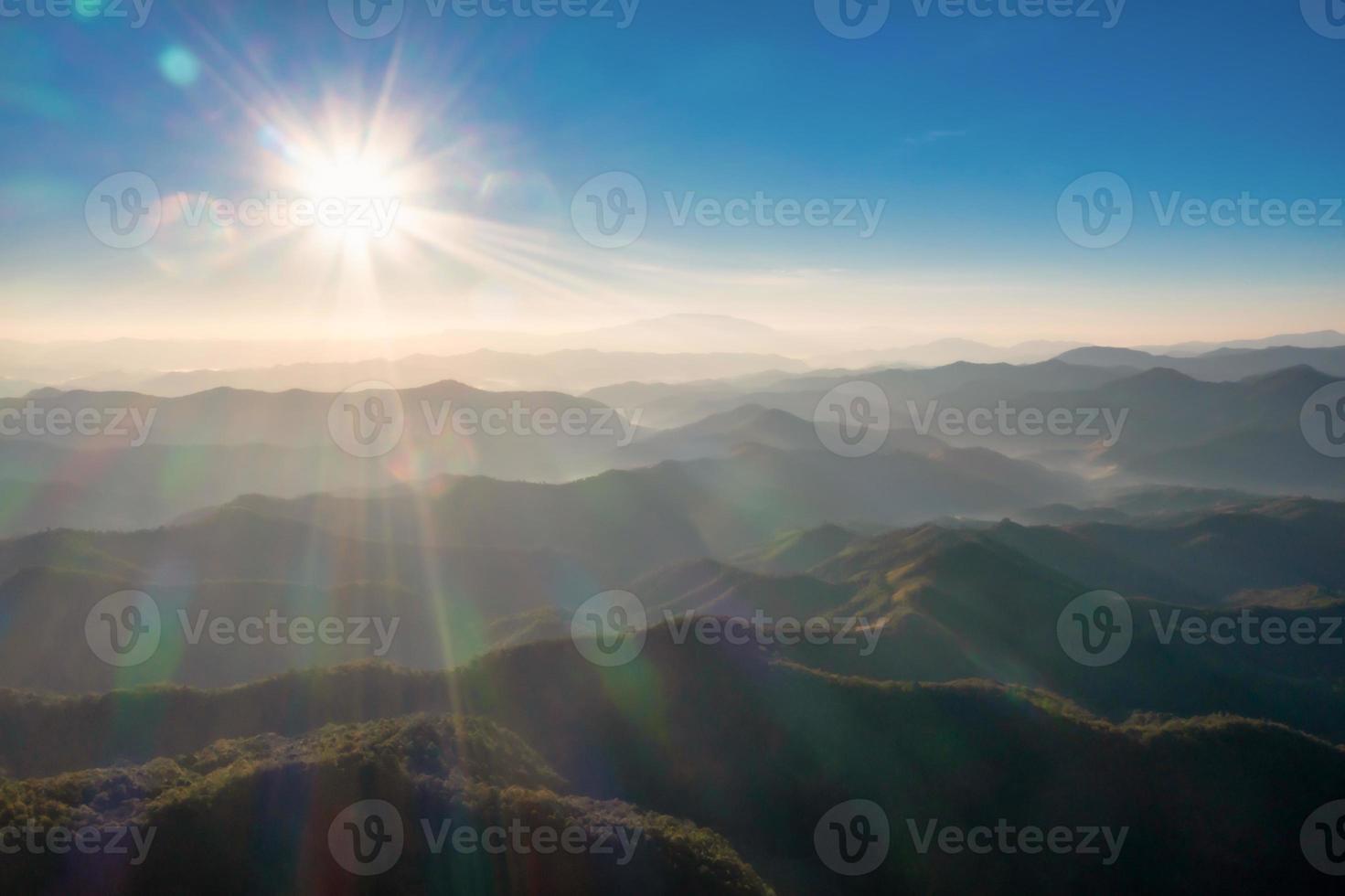 aérien Haut vue de Montagne et brouillard à lever du soleil dans le Matin. photo