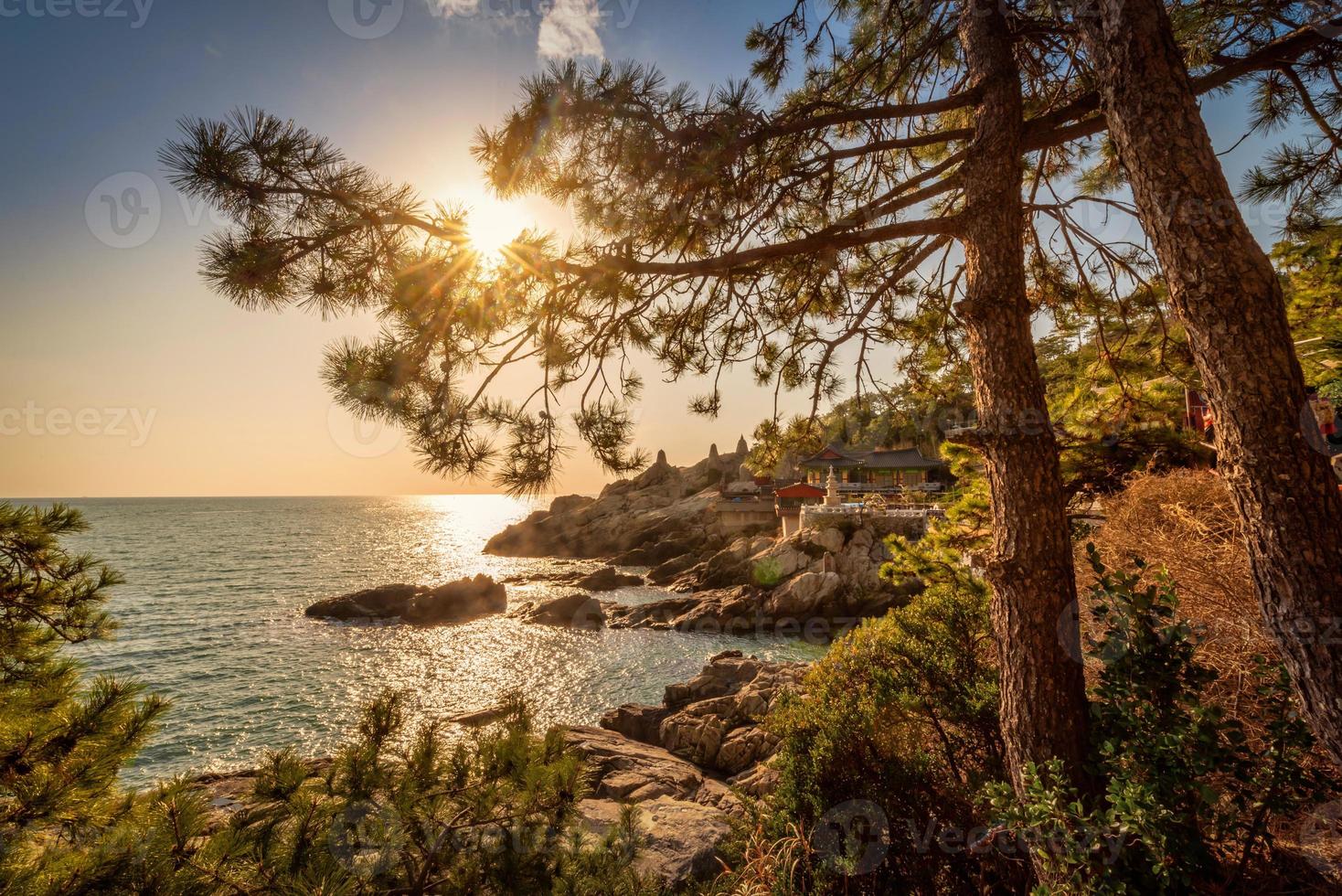 haedong yongungsa temple à le coucher du soleil dans Busan, Sud Corée. photo