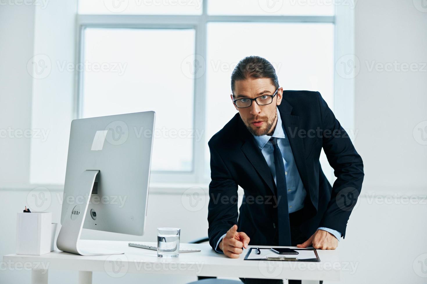 Masculin directeur dans le Bureau gestes avec le sien mains mode de vie photo