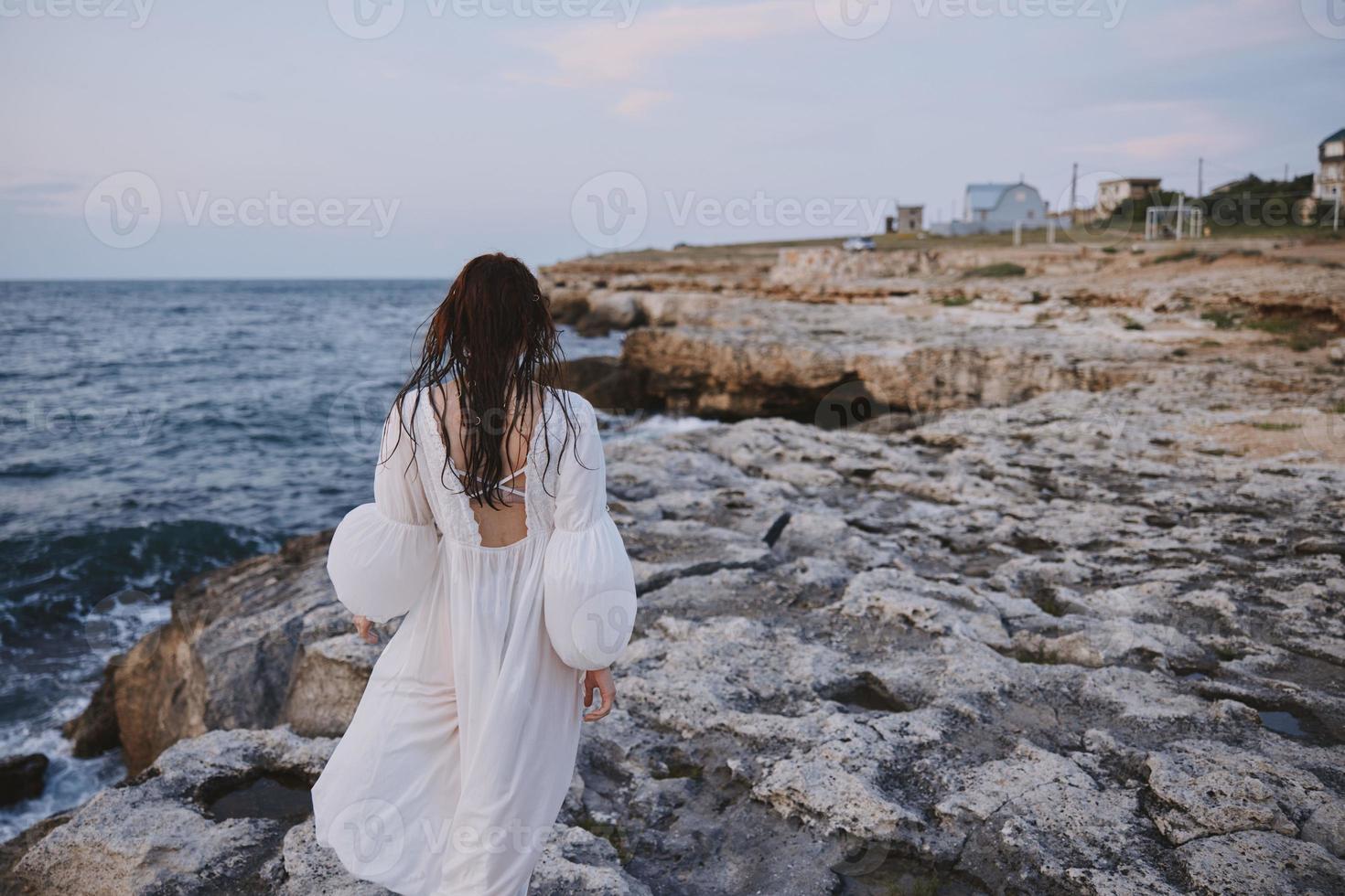 femme par le océan rochers Voyage liberté photo