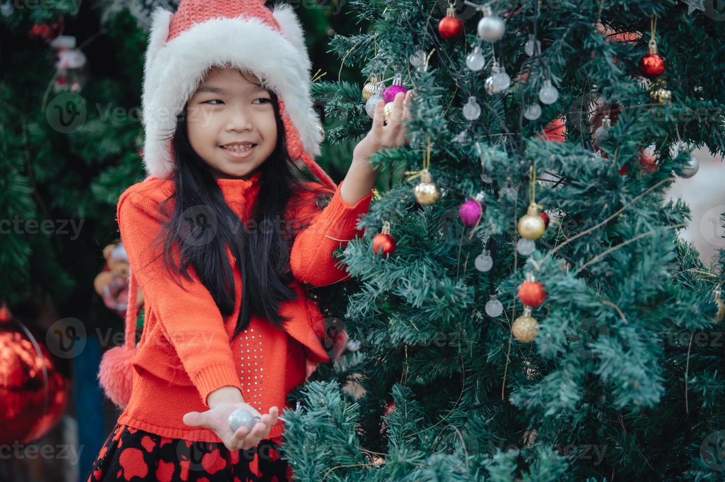 portrait de peu fille dans Noël festival, asiatique enfant hiver vacances photo
