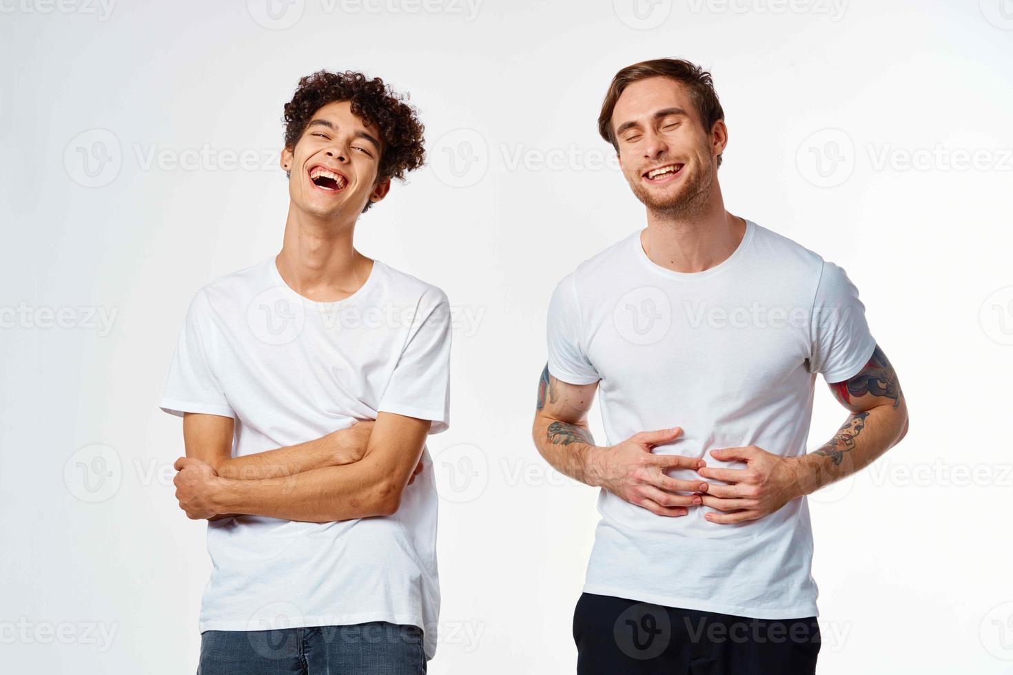 deux copains dans blanc t-shirts la communication émotions ensemble photo