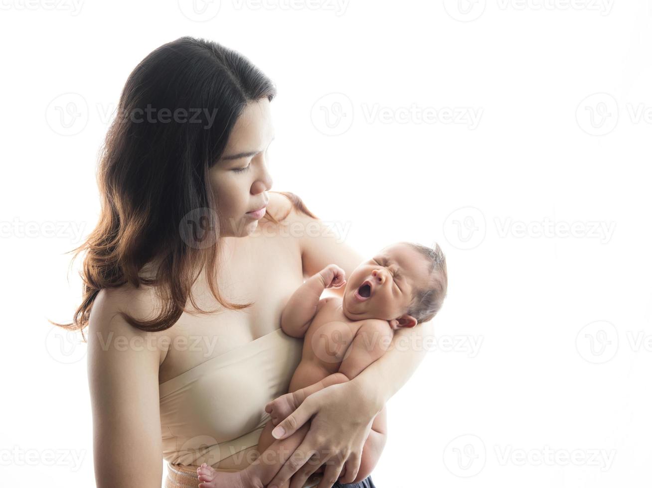 belle jeune mère et son bébé nouveau-né photo