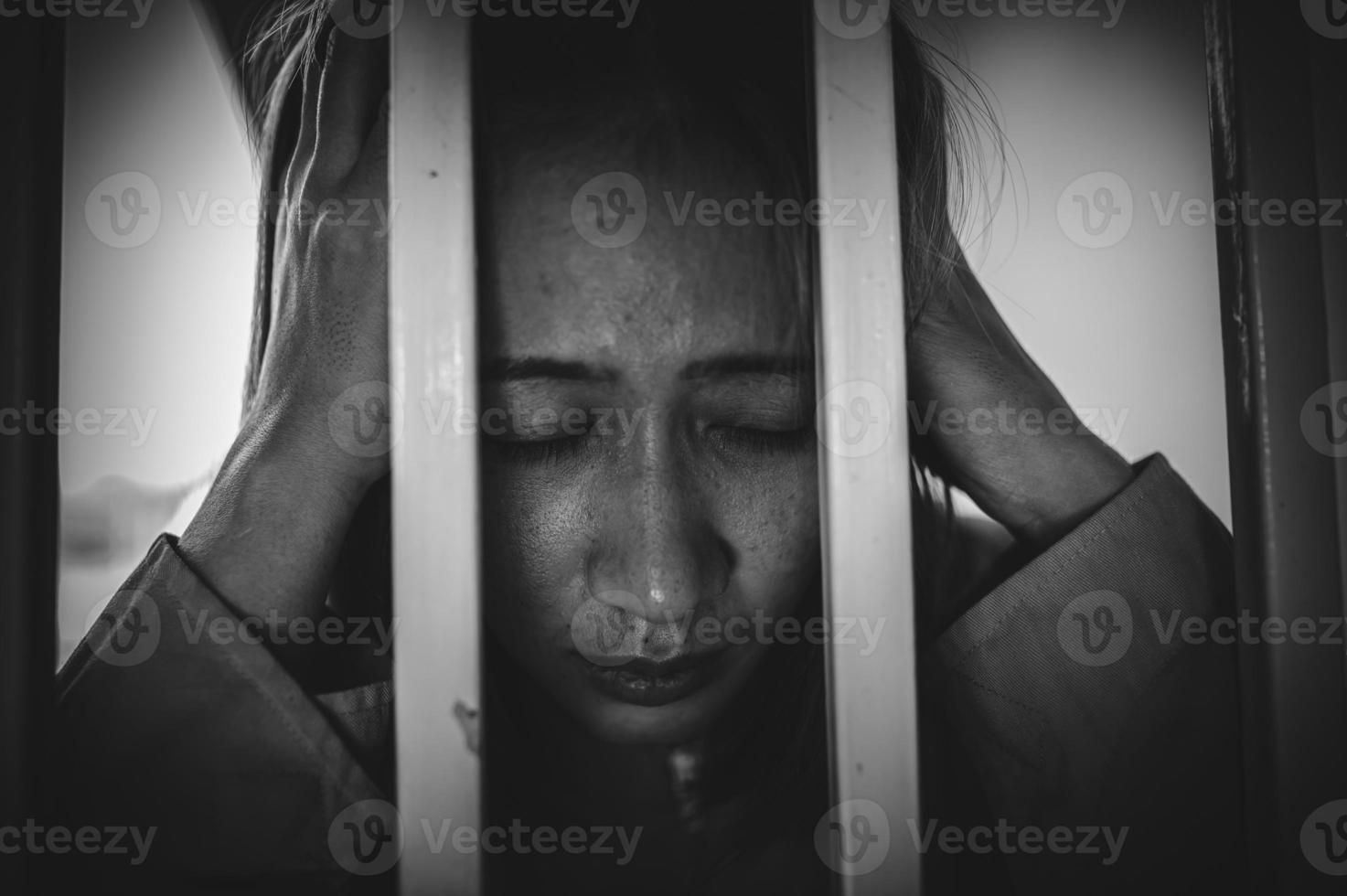 mains de femmes désespéré à capture le le fer prison, prisonnier concept, thaïlande les gens, j'espère à être gratuit, si le violer le loi aurait être arrêté et emprisonné. photo