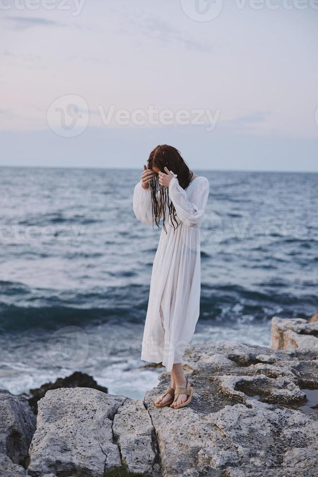 femme voyageur blanc robe permanent Extérieur la nature photo