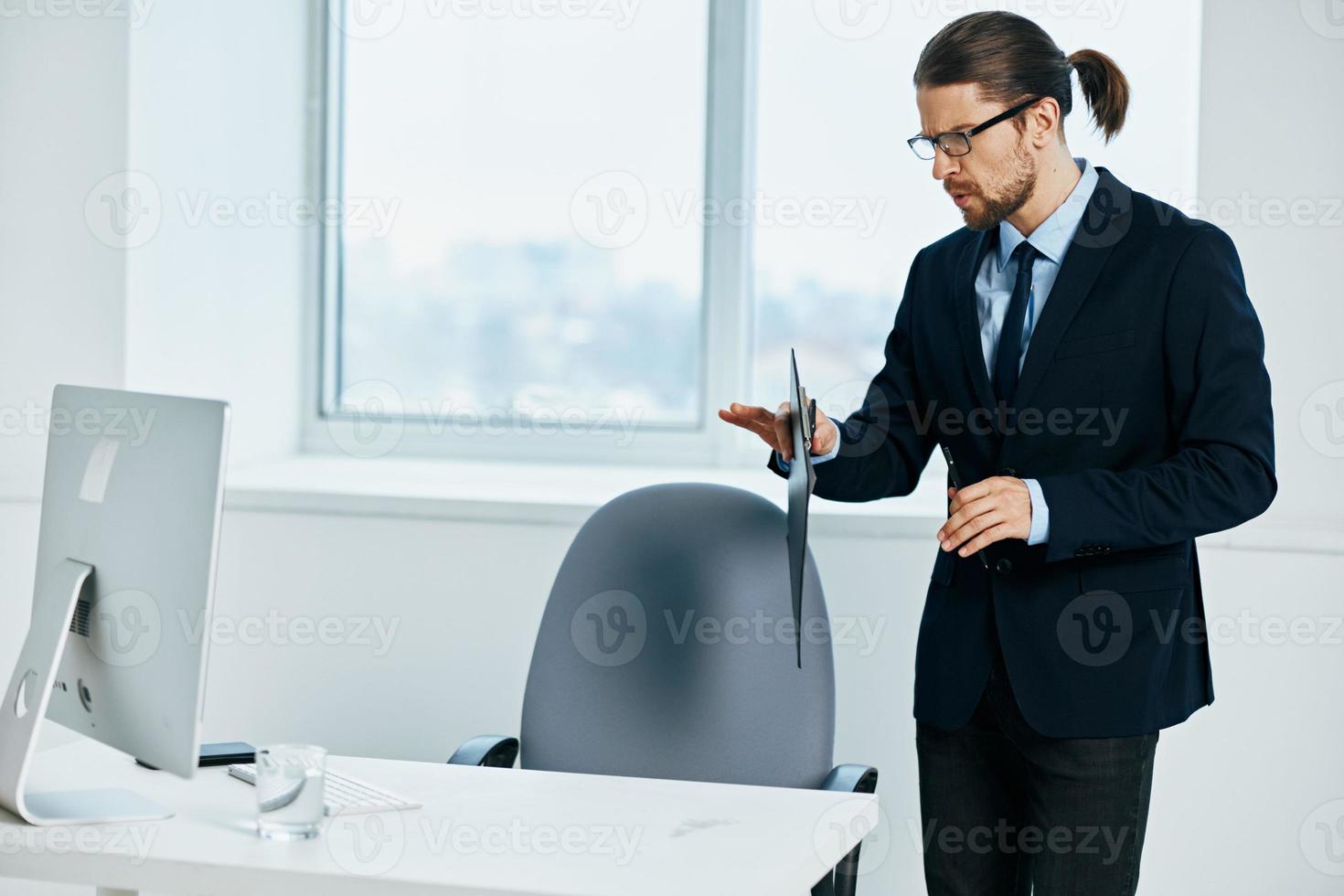 homme d'affaire près le bureau travail processus exécutif photo