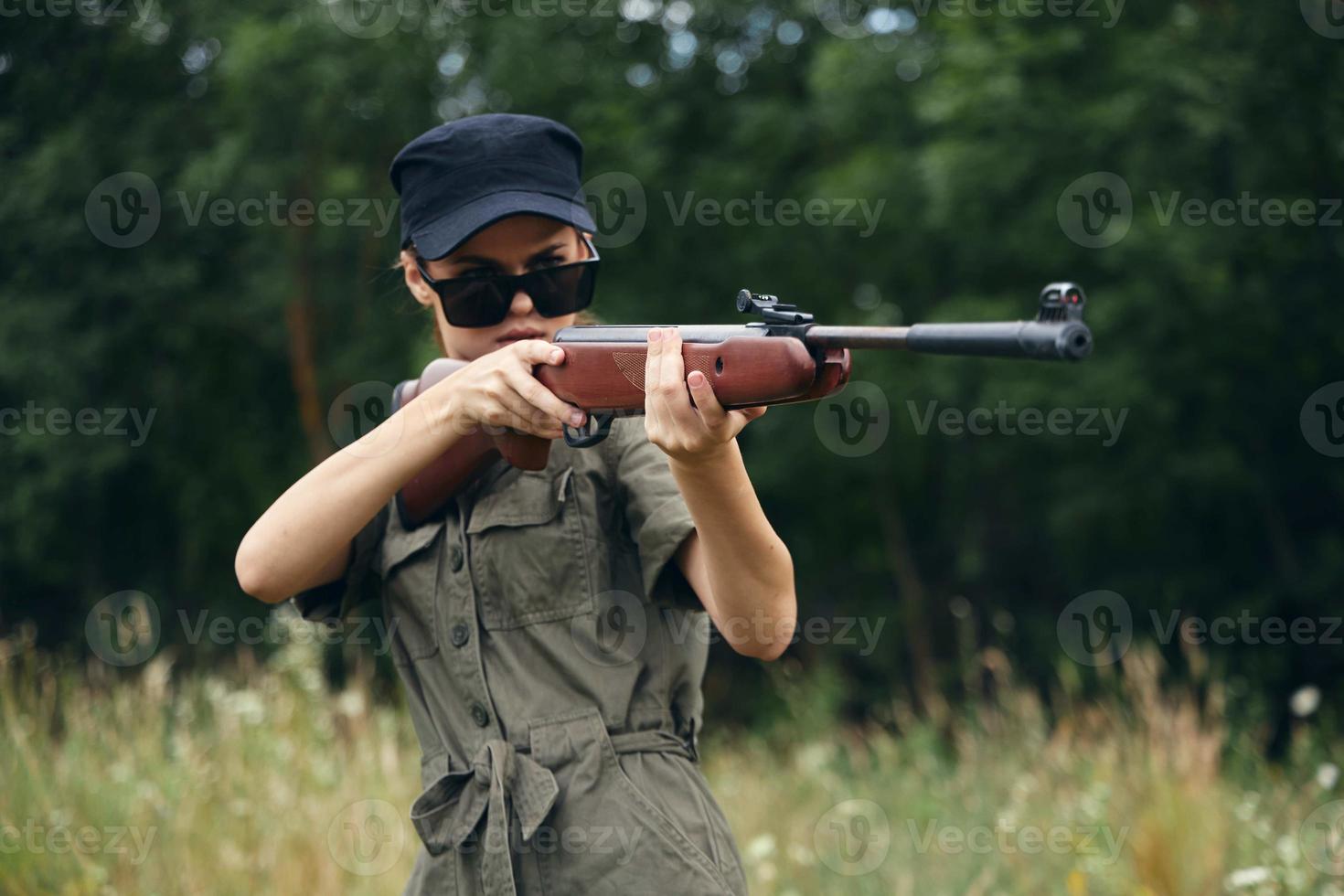 femme sur Extérieur Frais air est visé avec armes dans la nature vert feuilles photo