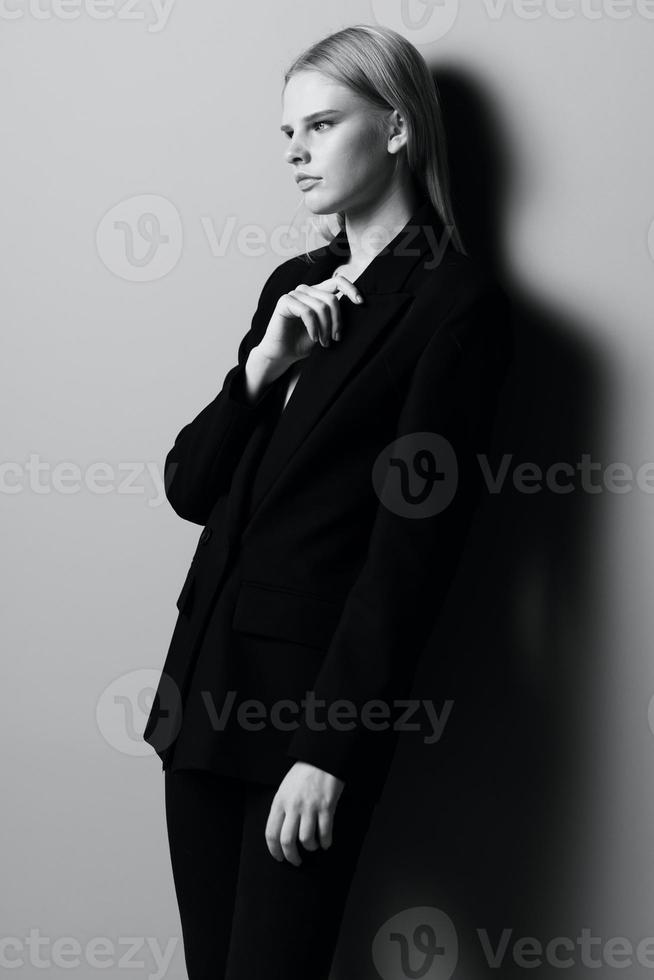 une élégant femme détient une veste collier tandis que posant dans le studio. à la mode élégant photo. concept pour Vêtements marques photo