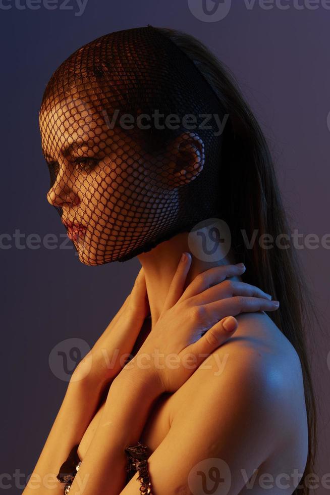 Jeune femme engrener visage brillant robe mode mode de vie inchangé photo