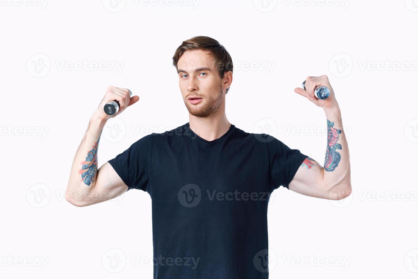 homme avec pompé en haut muscles de bras et haltères noir T-shirt blanc Contexte photo