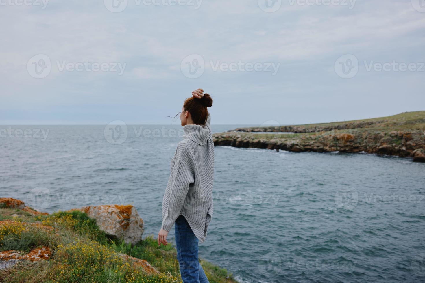 magnifique femme la nature rochers côte paysage océan inchangé photo