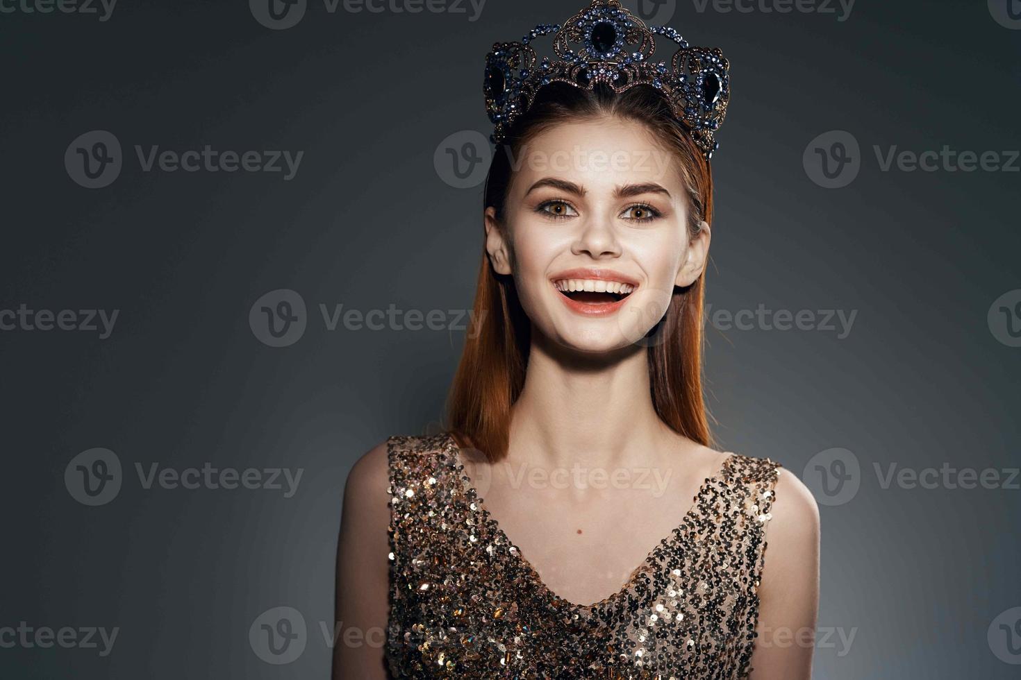 de bonne humeur femme avec une couronne sur sa tête bijoux luxe célébrité photo