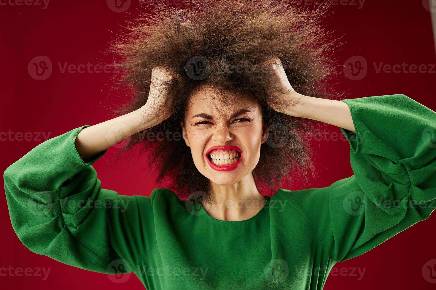 Jeune femme avec frisé cheveux grimace posant émotion Couleur Contexte inchangé photo