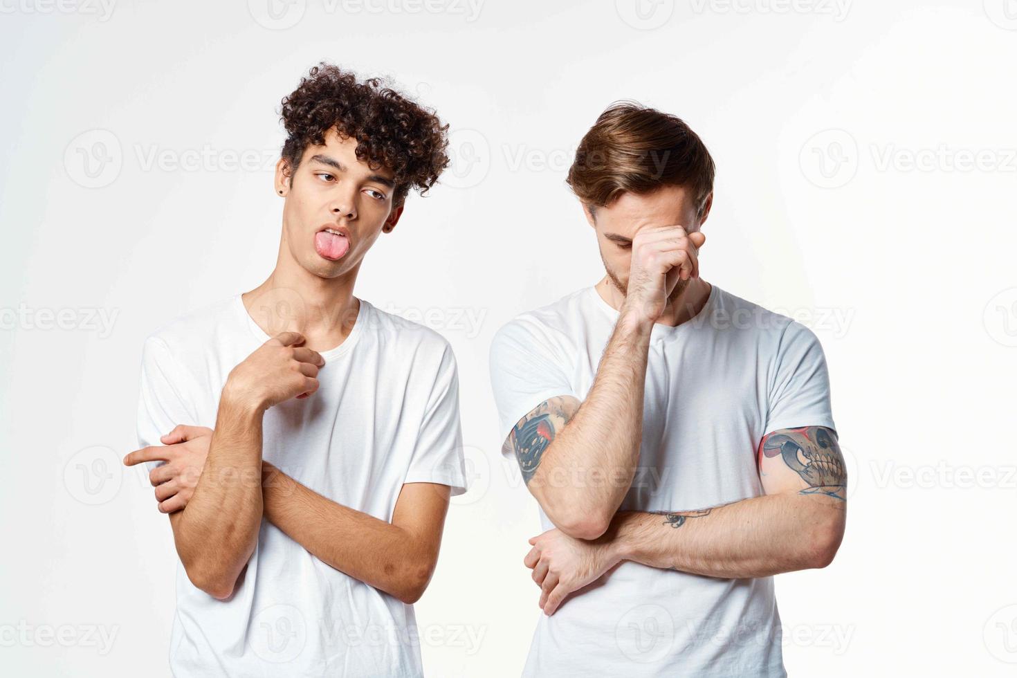 deux copains dans blanc t-shirts la communication émotions ensemble photo