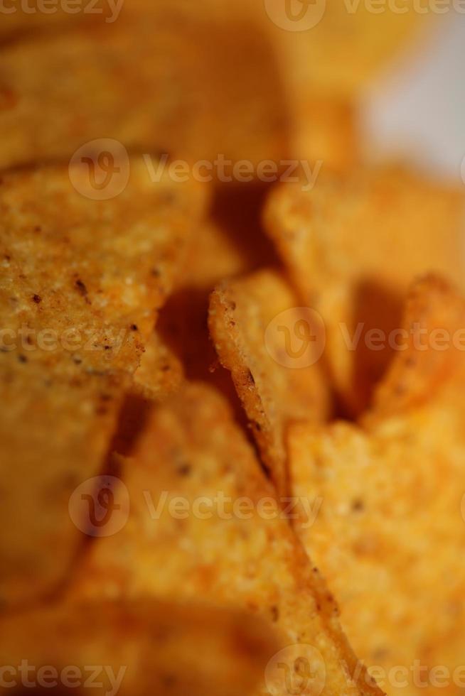 fait maison tortilla épicé frites fabriqué avec plat pain et cuit dans four proche en haut macro Contexte gros Taille haute qualité instant en mangeant impressions photo