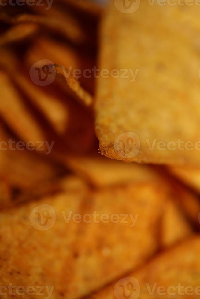 fait maison tortilla épicé frites fabriqué avec plat pain et cuit dans four proche en haut macro Contexte gros Taille haute qualité instant en mangeant impressions photo