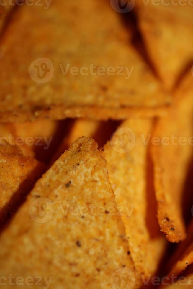 fait maison tortilla épicé frites fabriqué avec plat pain et cuit dans four proche en haut macro Contexte gros Taille haute qualité instant en mangeant impressions photo