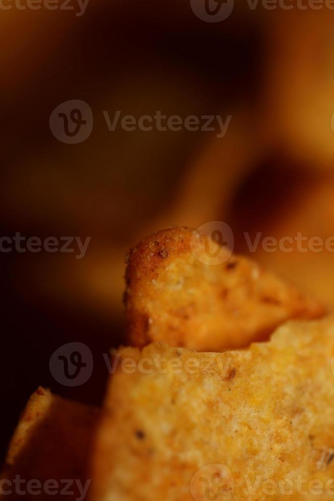 fait maison tortilla épicé frites fabriqué avec plat pain et cuit dans four proche en haut macro Contexte gros Taille haute qualité instant en mangeant impressions photo