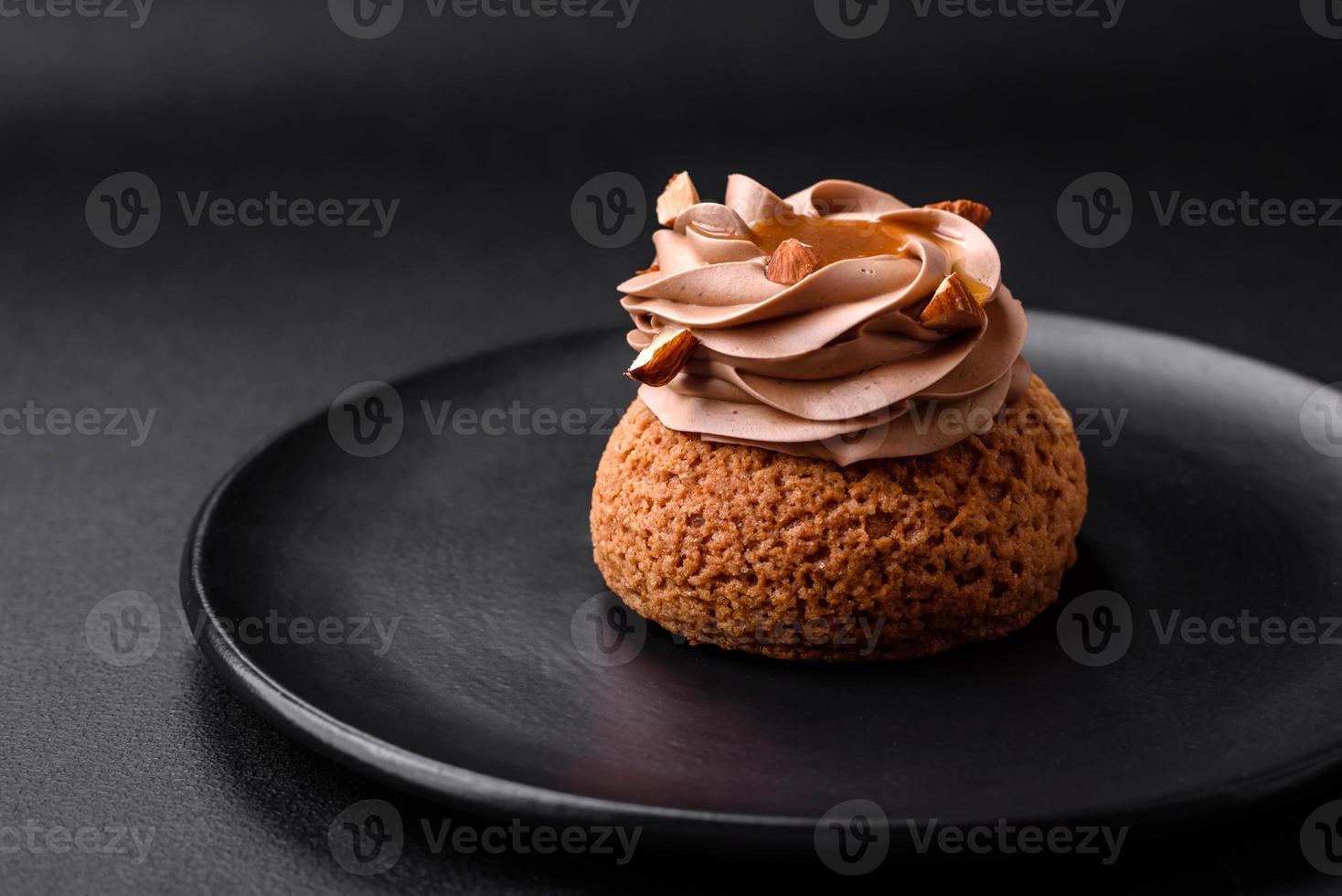 délicieux sucré shu gâteau avec crème et des noisettes photo