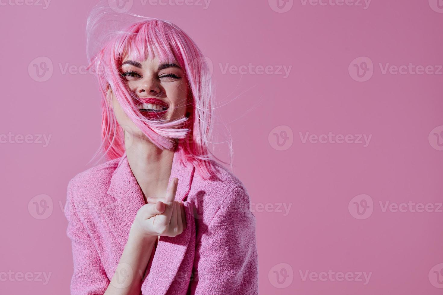 magnifique à la mode fille dans une rose blazer rose perruque tondu vue rose Contexte inchangé photo