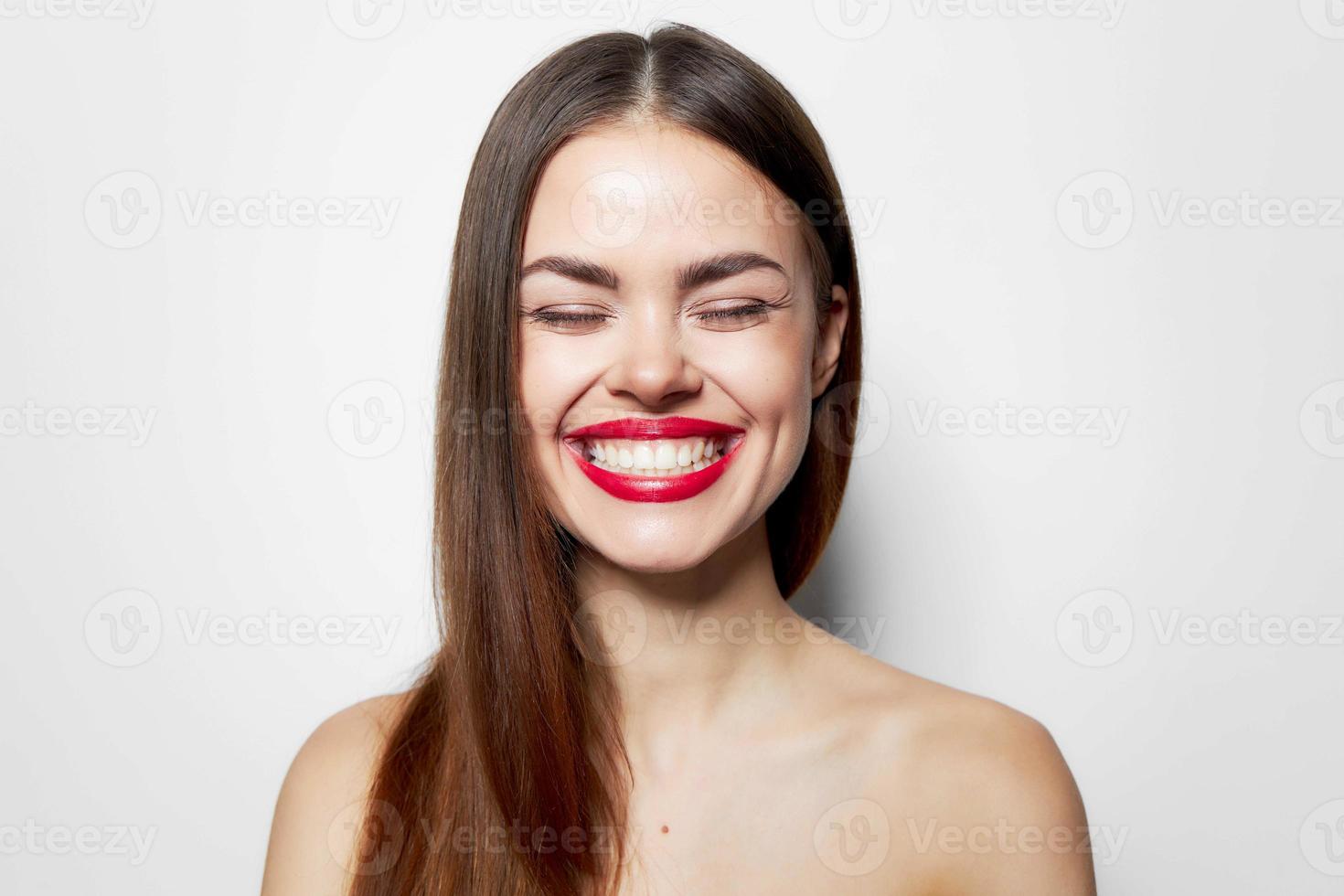 sexy femme large sourire fermé yeux nu épaules photo